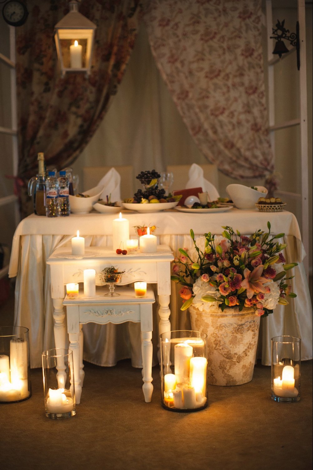 Оформление стола жениха и невесты для романтичной, изысканной свадьбы