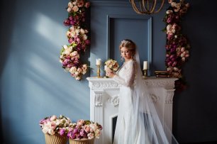 Невеста в студии оформленной цветами