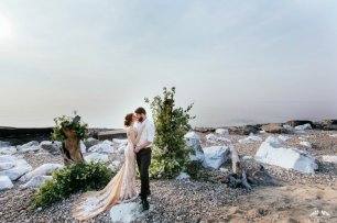 Нежная свадьба среди Байкальских мраморных камней