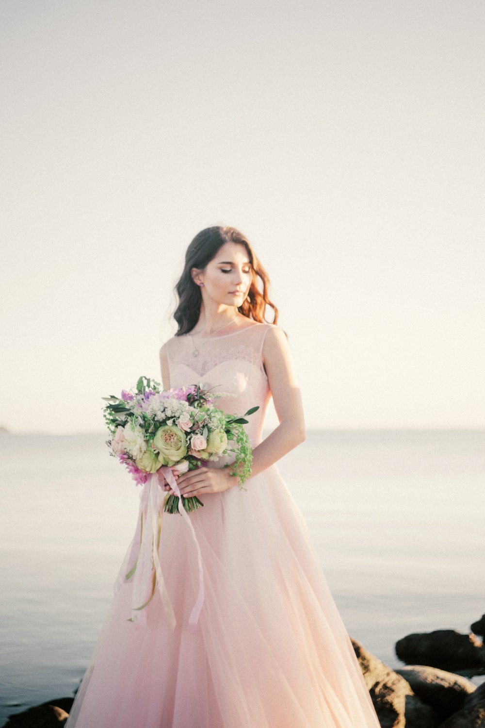 Платье невесты в нежно розовом цвете