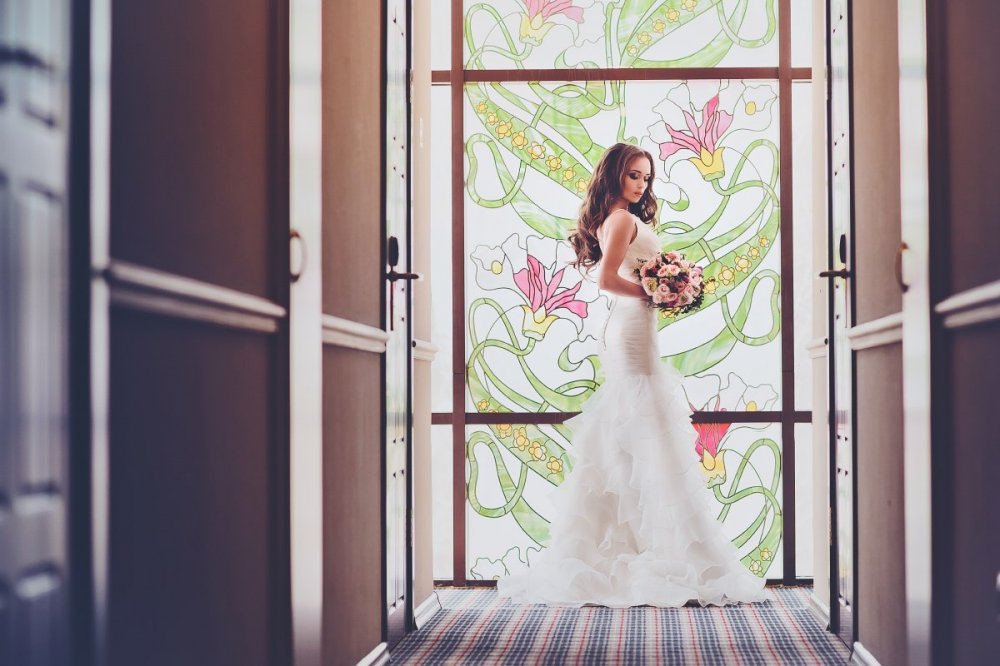 Невеста на фоне красивой витражной стены