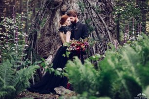 Свадебная съемка в стиле dark fashion в Байкальском лесу